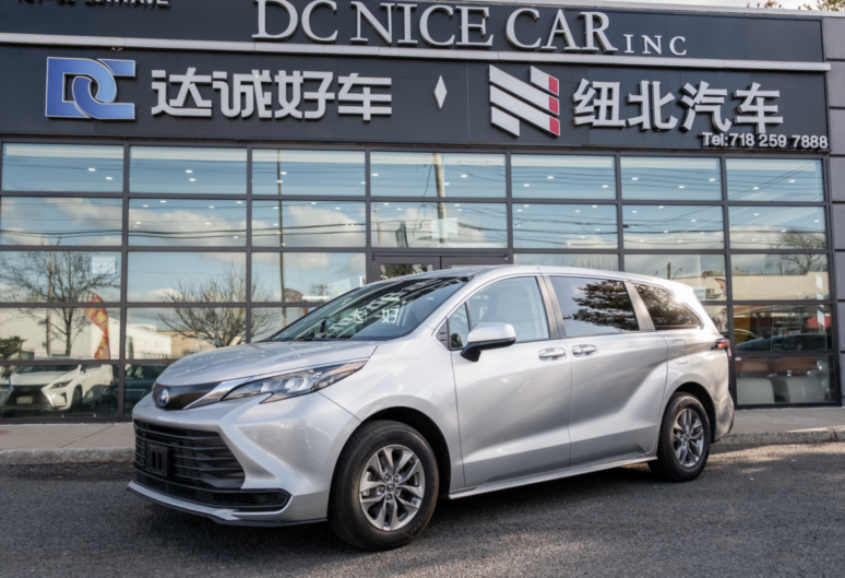2024 TOYOTA SIENNA FWD HYBRID MINIVAN LE