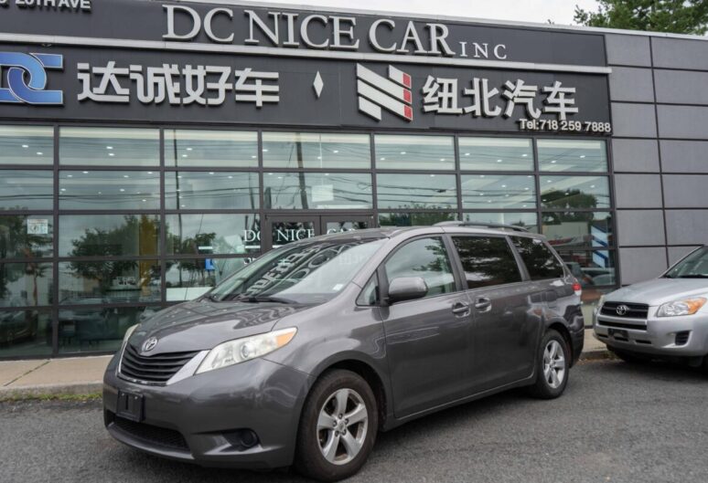 2012 TOYOTA SIENNA LE