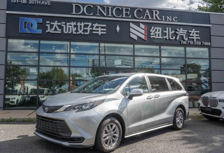 2025 Toyota Sienna LE
