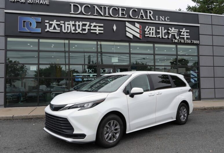 2025 Toyota Sienna LE 8-Passenger