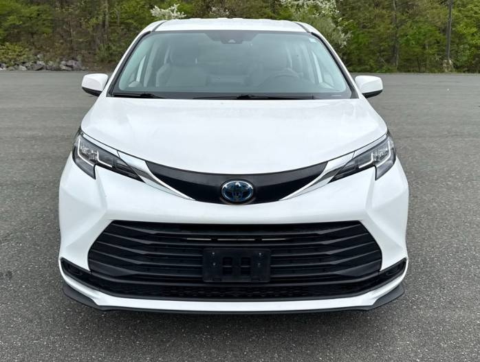 2022 Toyota Sienna LE 8-Passenger Hybrid FWD's photo