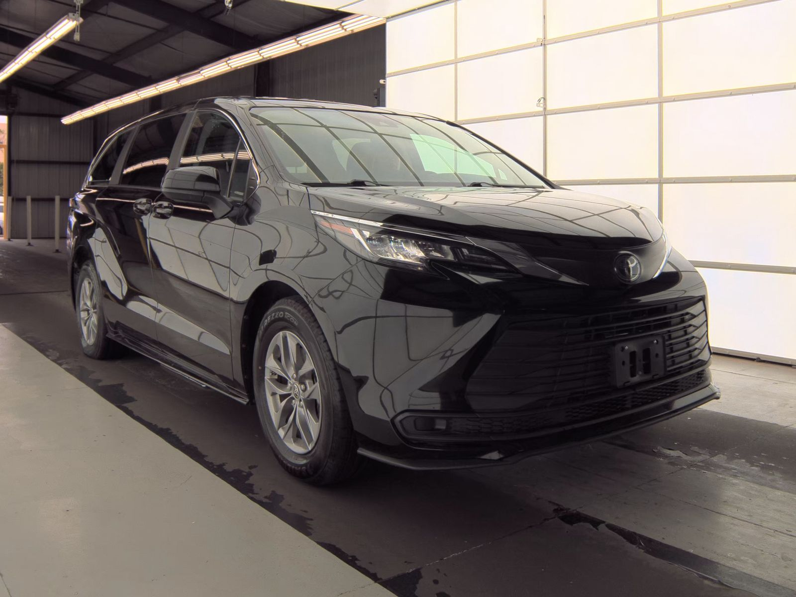 2021 Toyota Sienna LE 8-Passenger Hybrid FWD's photo