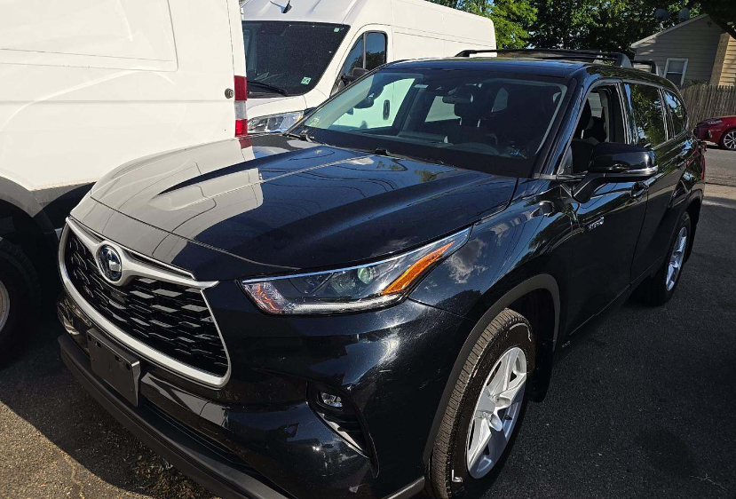 2021 Toyota Highlander LE Hybrid 4x4's photo